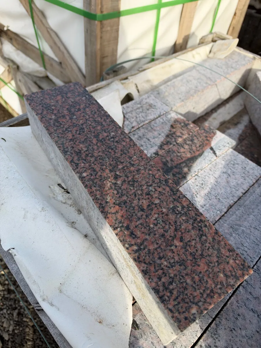 Red granite edging - Image 1