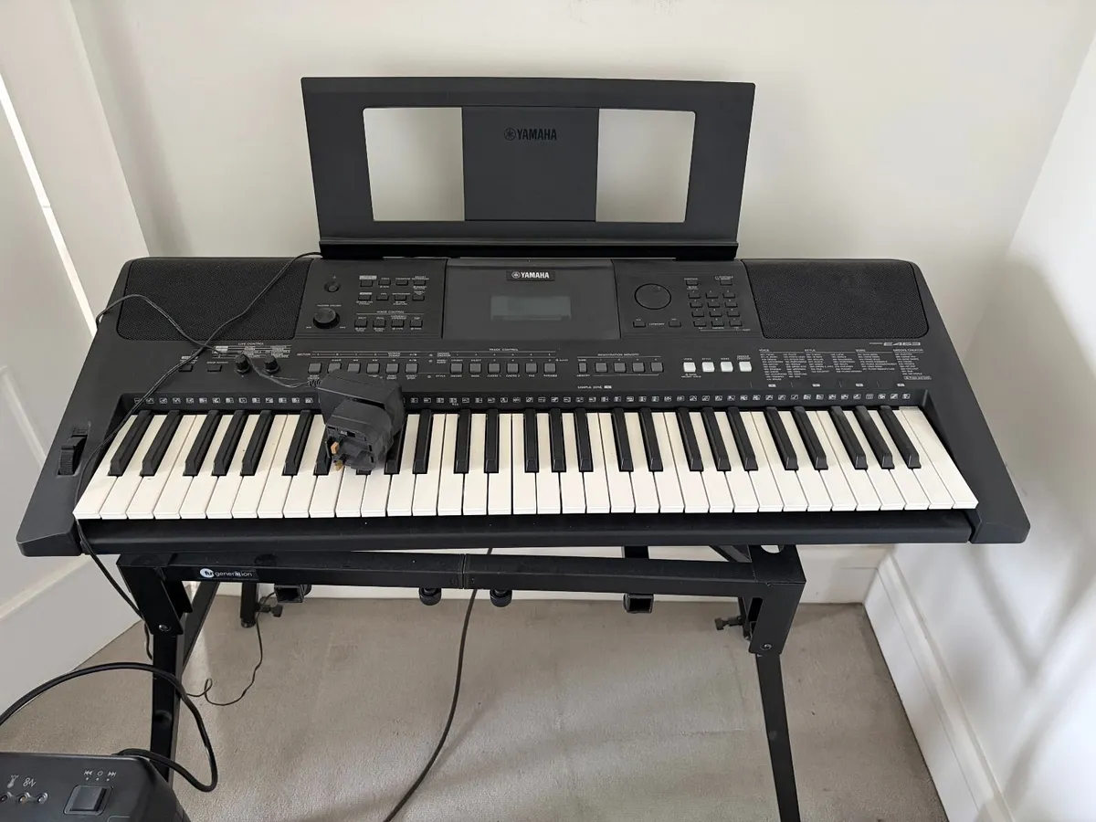 Yamaha PSR E463 keyboard with stand and stool - Image 2