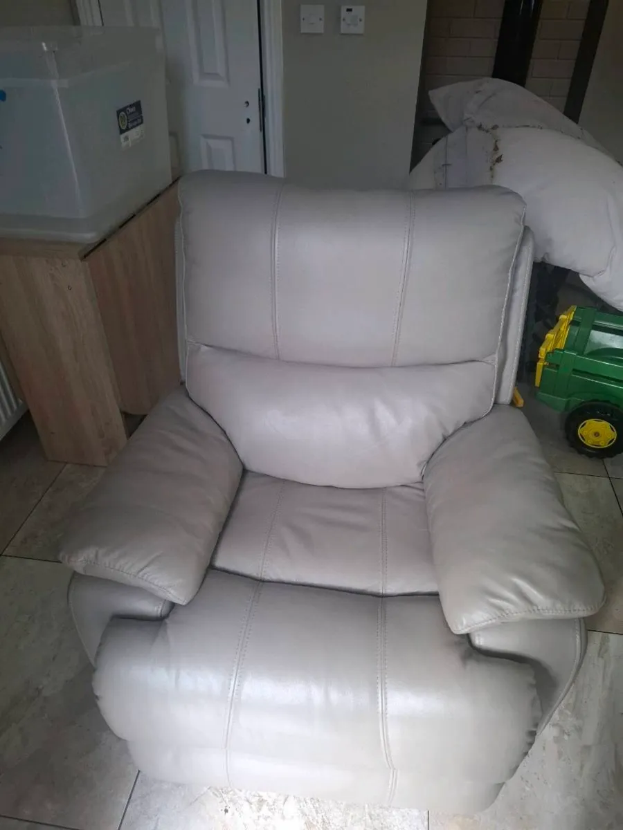 Two leather armchairs - Image 1