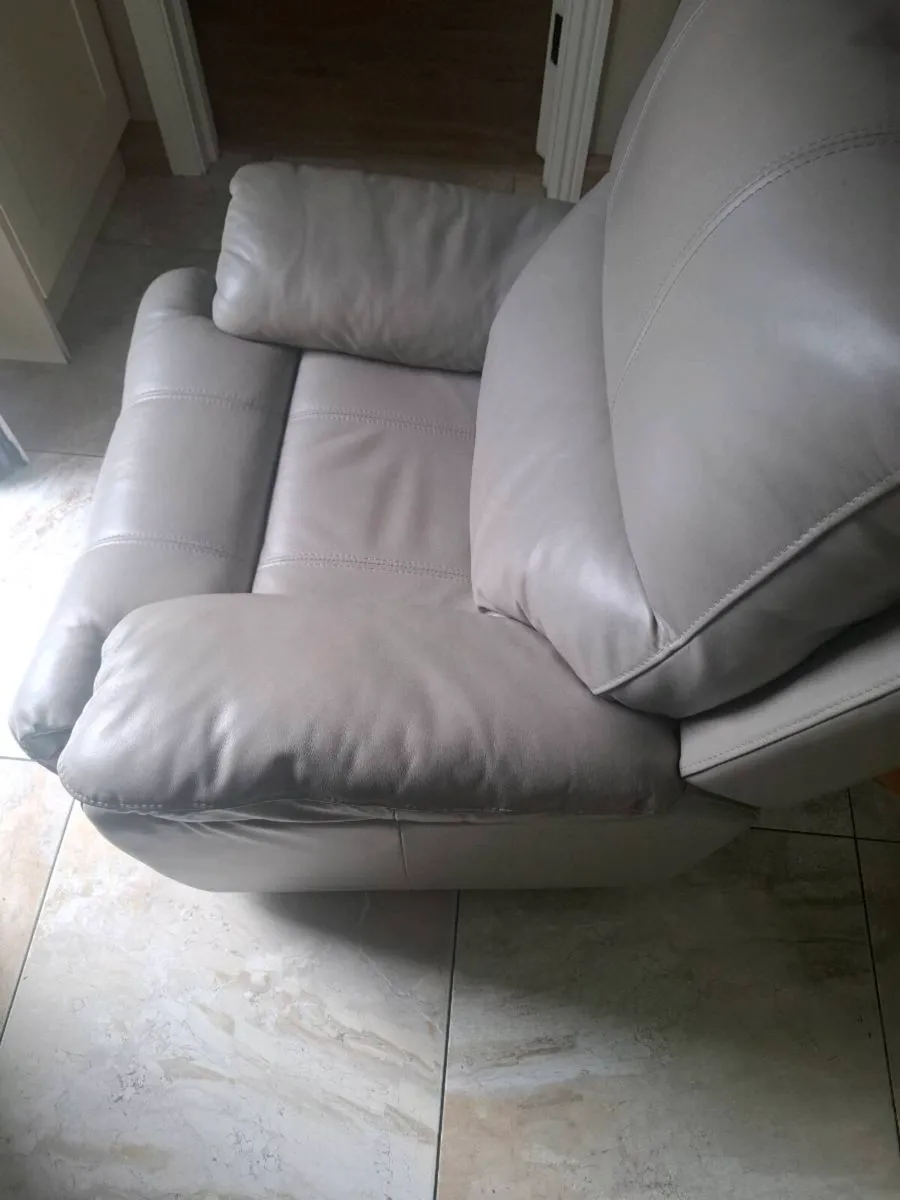 Two leather armchairs - Image 2