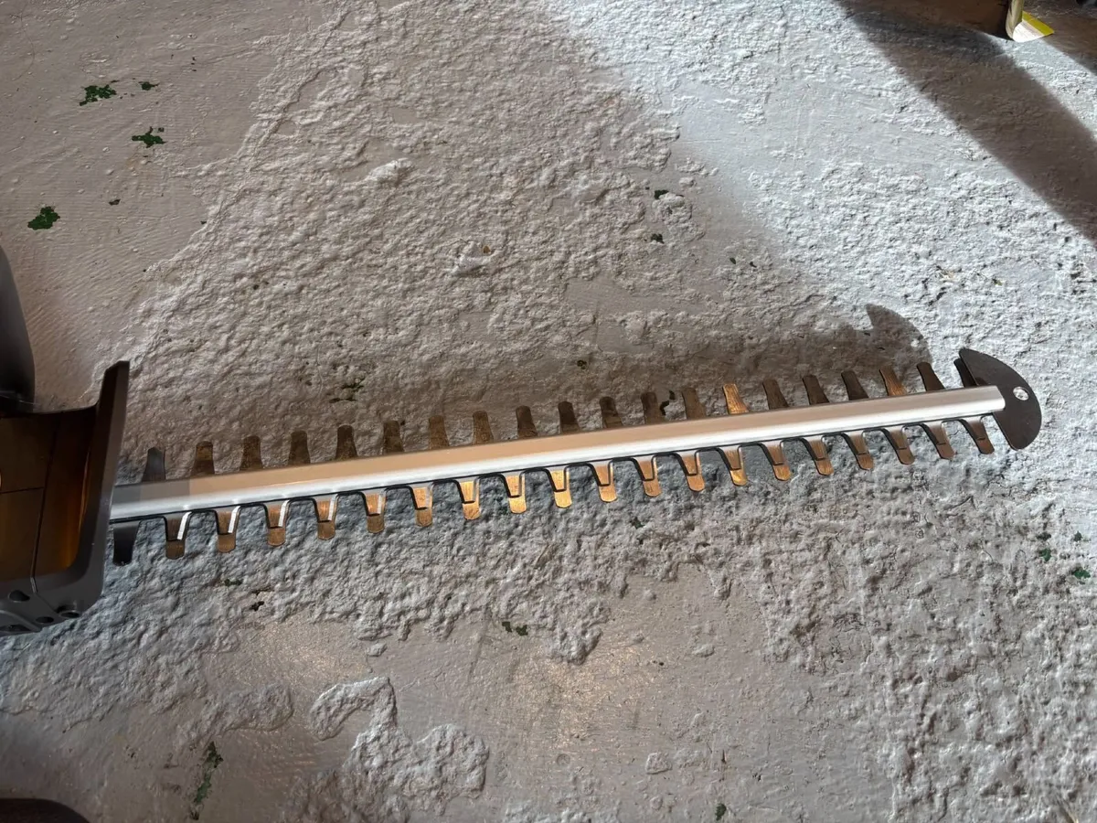 STIGA BATTERY OPERATED HEDGETRIMMER - FOR SALE - Image 3