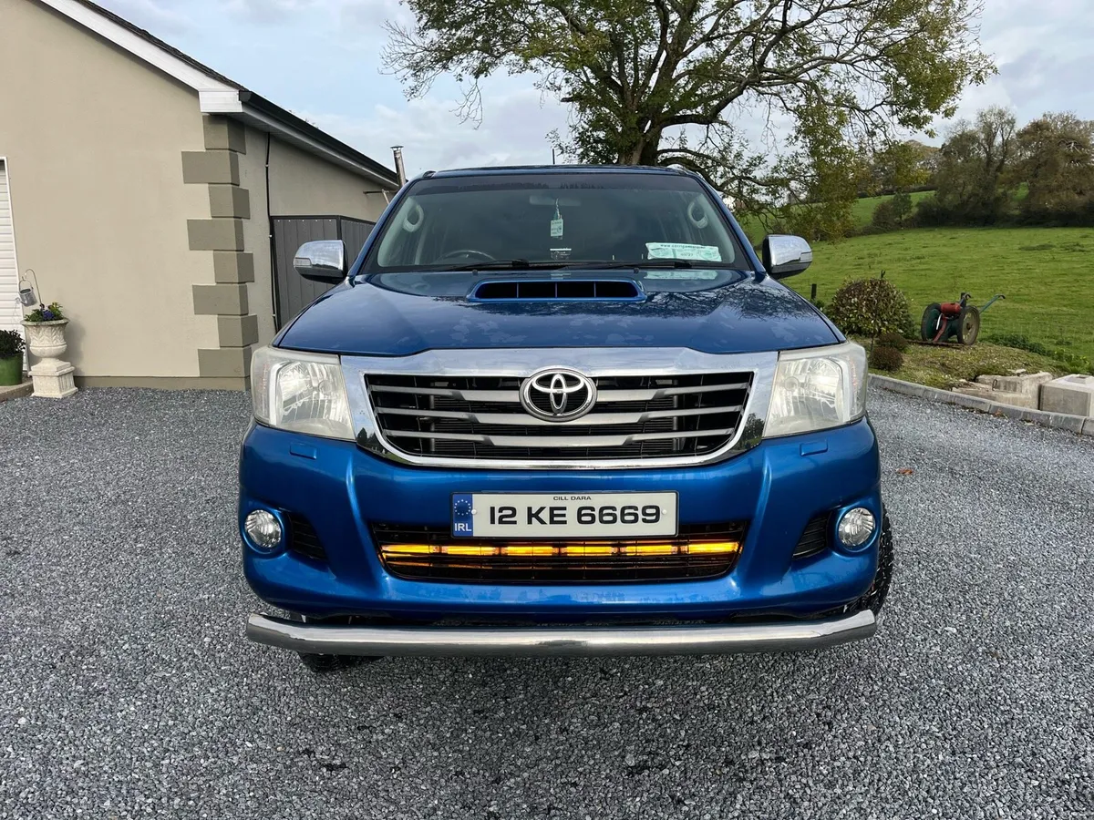 2012 toyota hilux invincable - Image 2