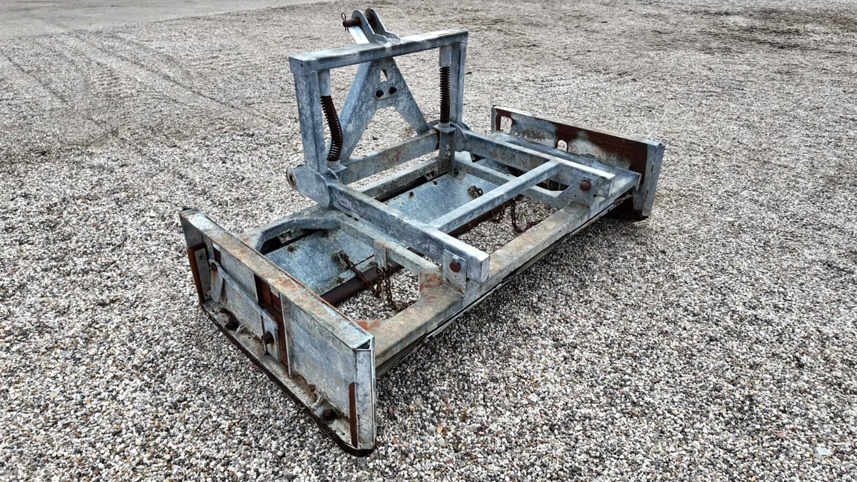 AG 2M GALV YARD SCRAPER - Image 3