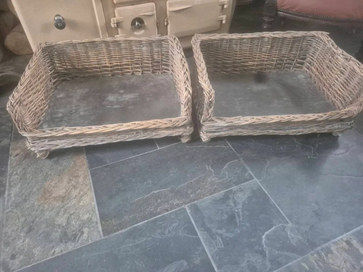 2 wicker dog beds - Image 1