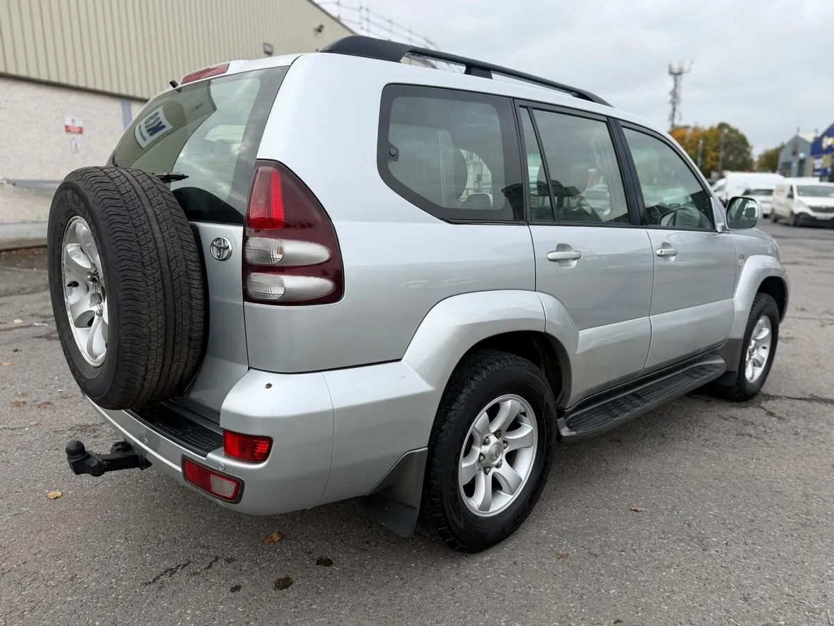 2005 Toyota Landcruiser LC5 3.0 Auto 7 seater - Image 2