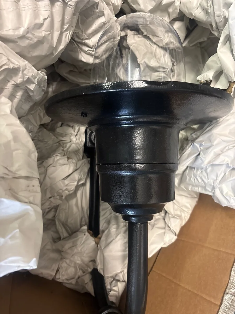 2 Commercial outdoor lights - Image 1