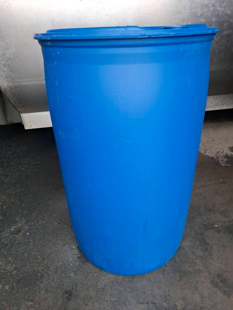 200 litres plastic plastic barrels - Image 3