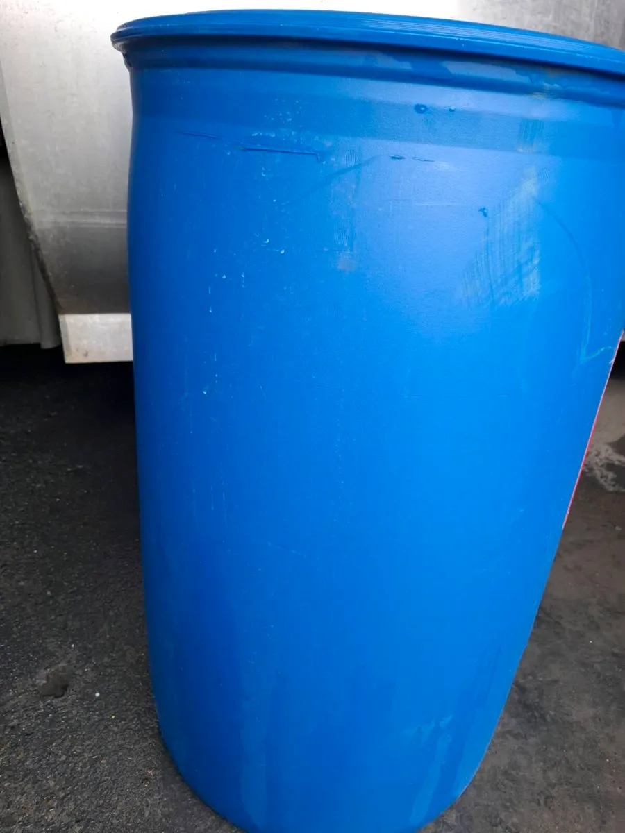 200 litres plastic plastic barrels - Image 1