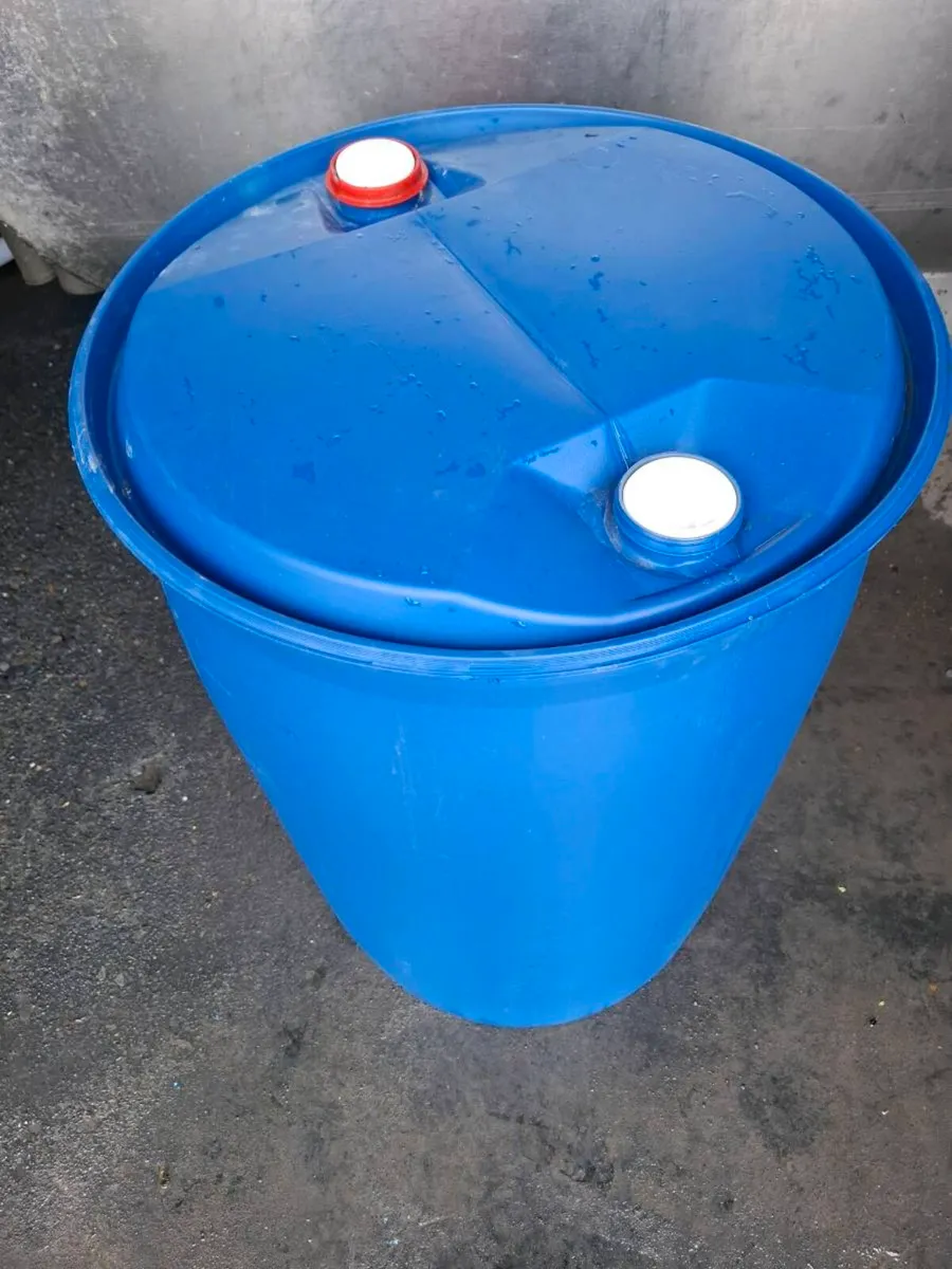 200 litres plastic plastic barrels - Image 2