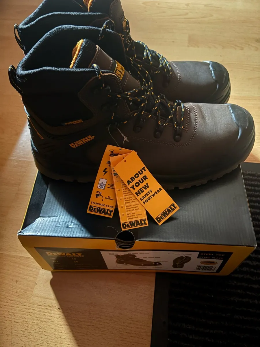 De Walt Safety Boots Size 10 - Image 1