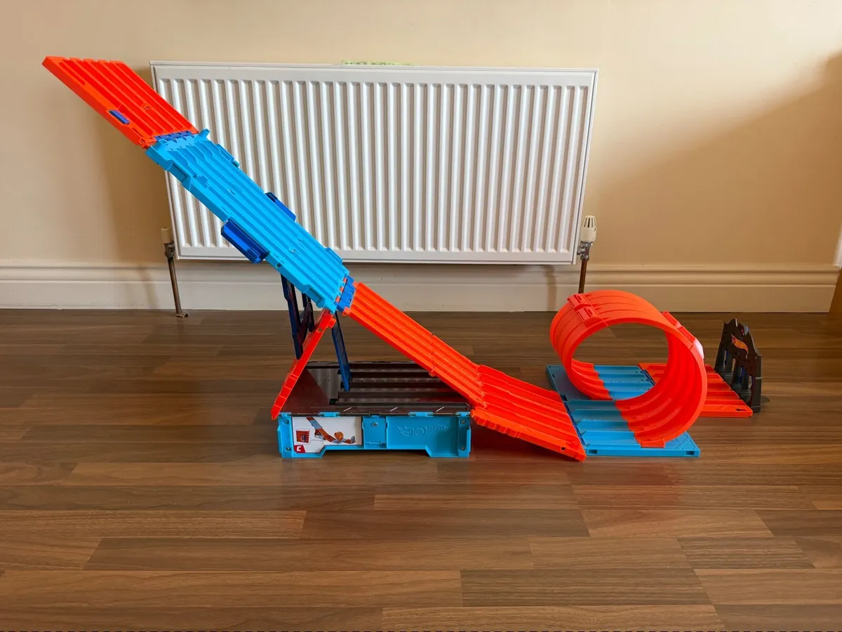 Hot wheels fold up race track - Image 2