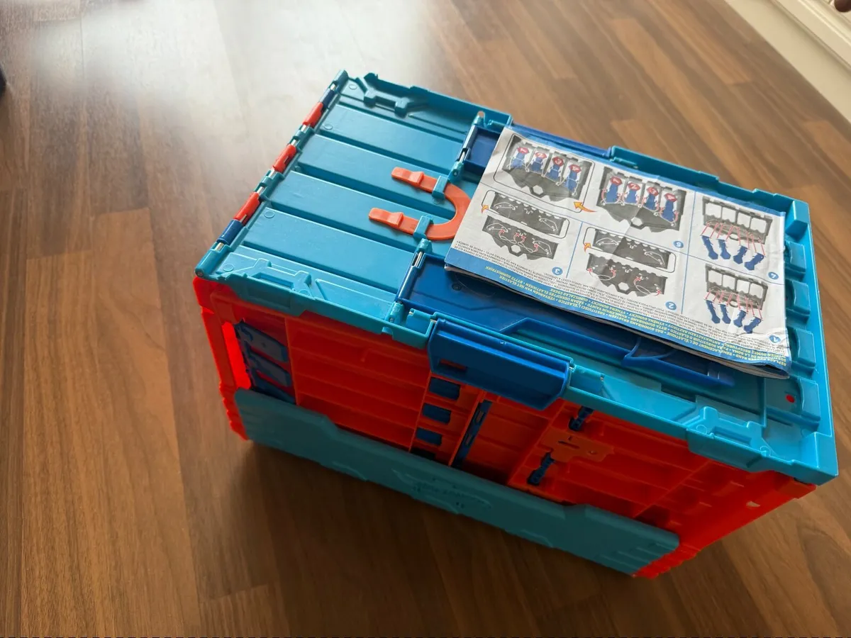 Hot wheels fold up race track - Image 1