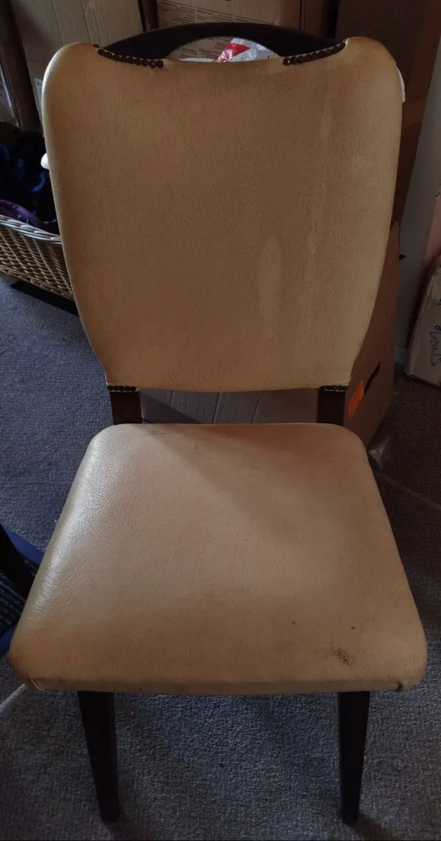 4 x white chairs - Image 1