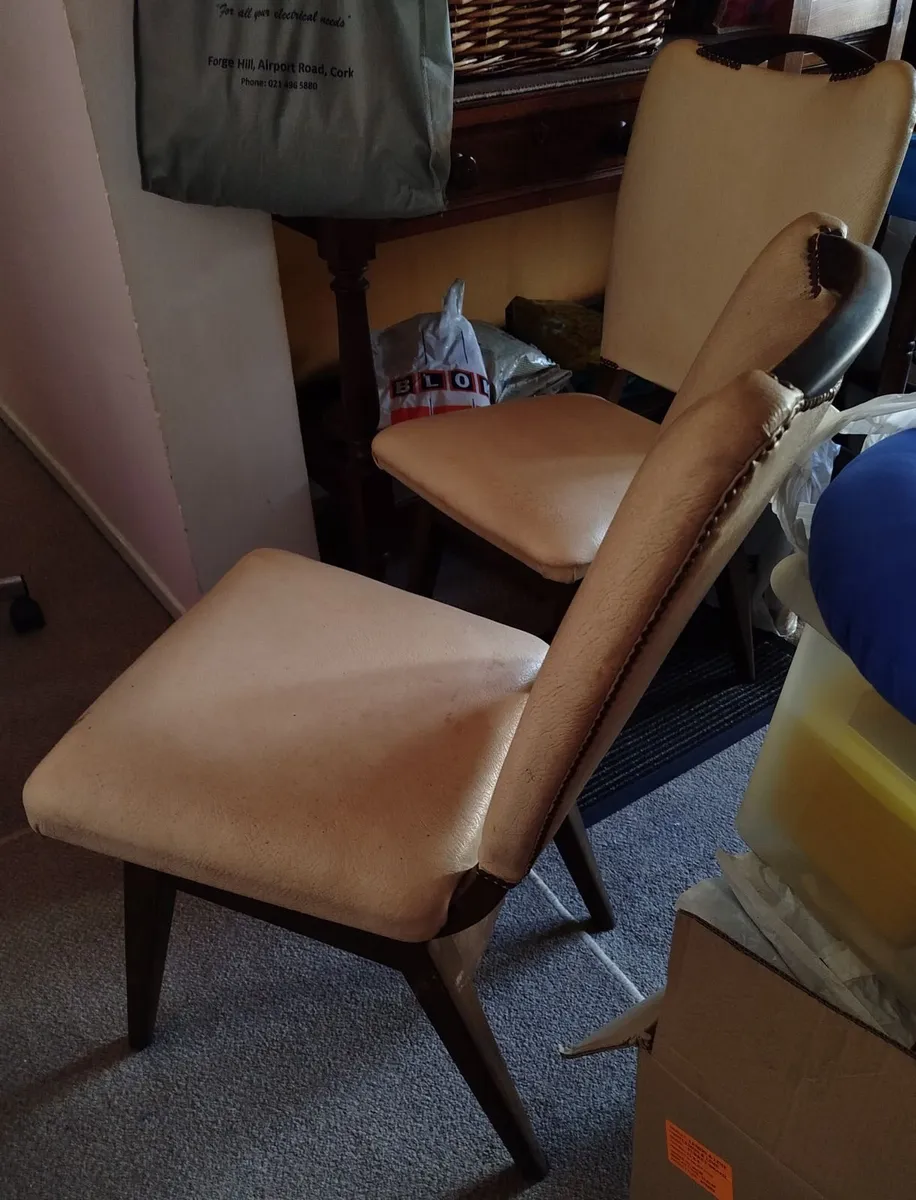 4 x white chairs - Image 2