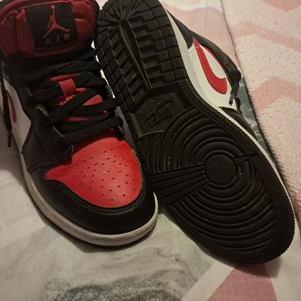 Jordans high top trainers unisex size 5 - Image 2