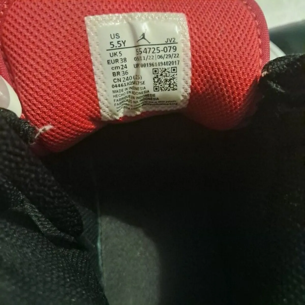 Jordans high top trainers unisex size 5 - Image 3
