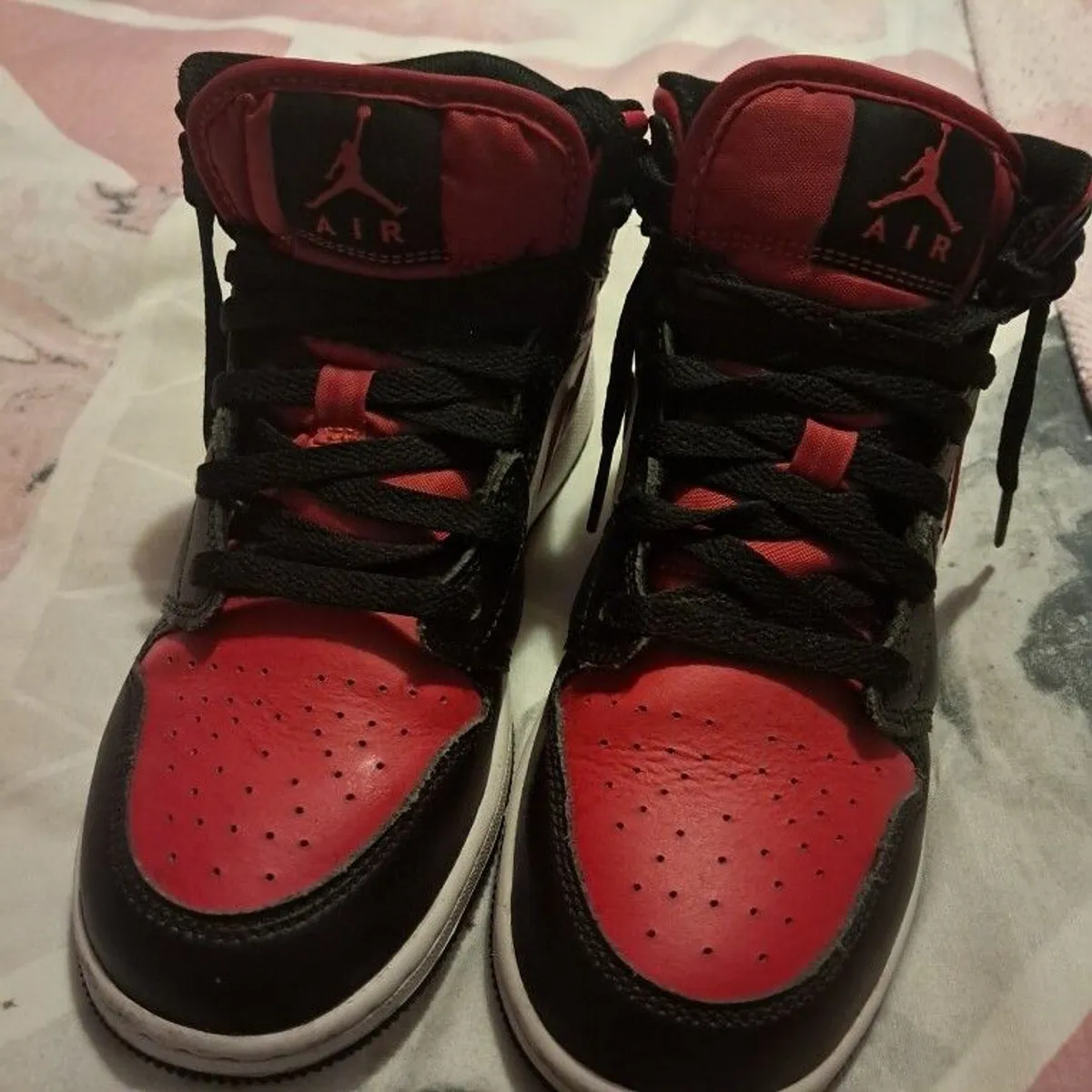 Jordans high top trainers unisex size 5 - Image 4