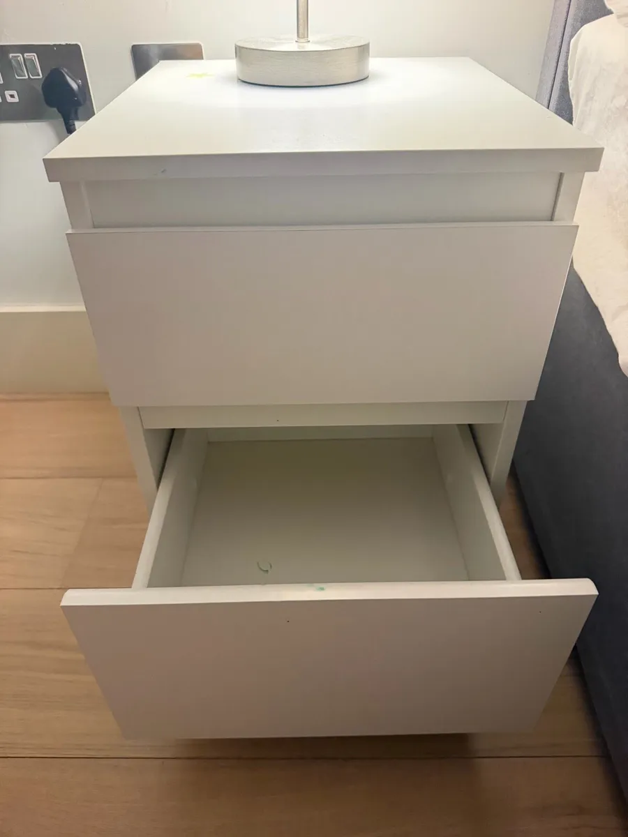 Bedside lockers and lamps x4 - Image 2