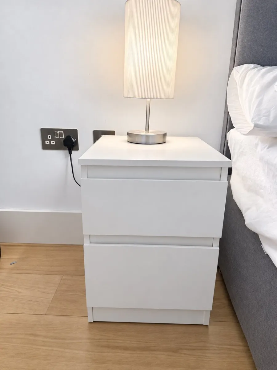 Bedside lockers and lamps x4 - Image 1