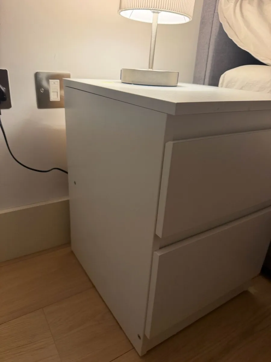 Bedside lockers and lamps x4 - Image 3
