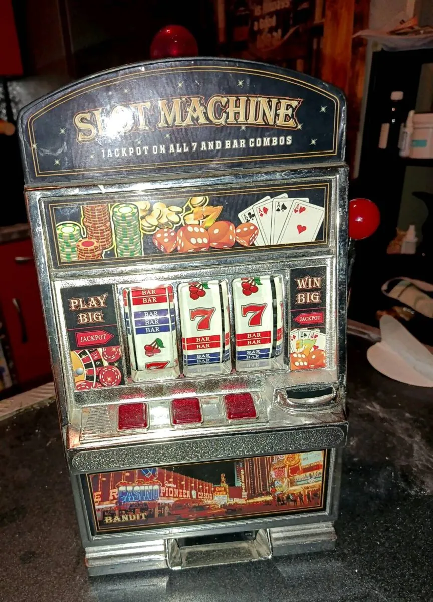 Mechanical slot machine piggy bank - Image 1