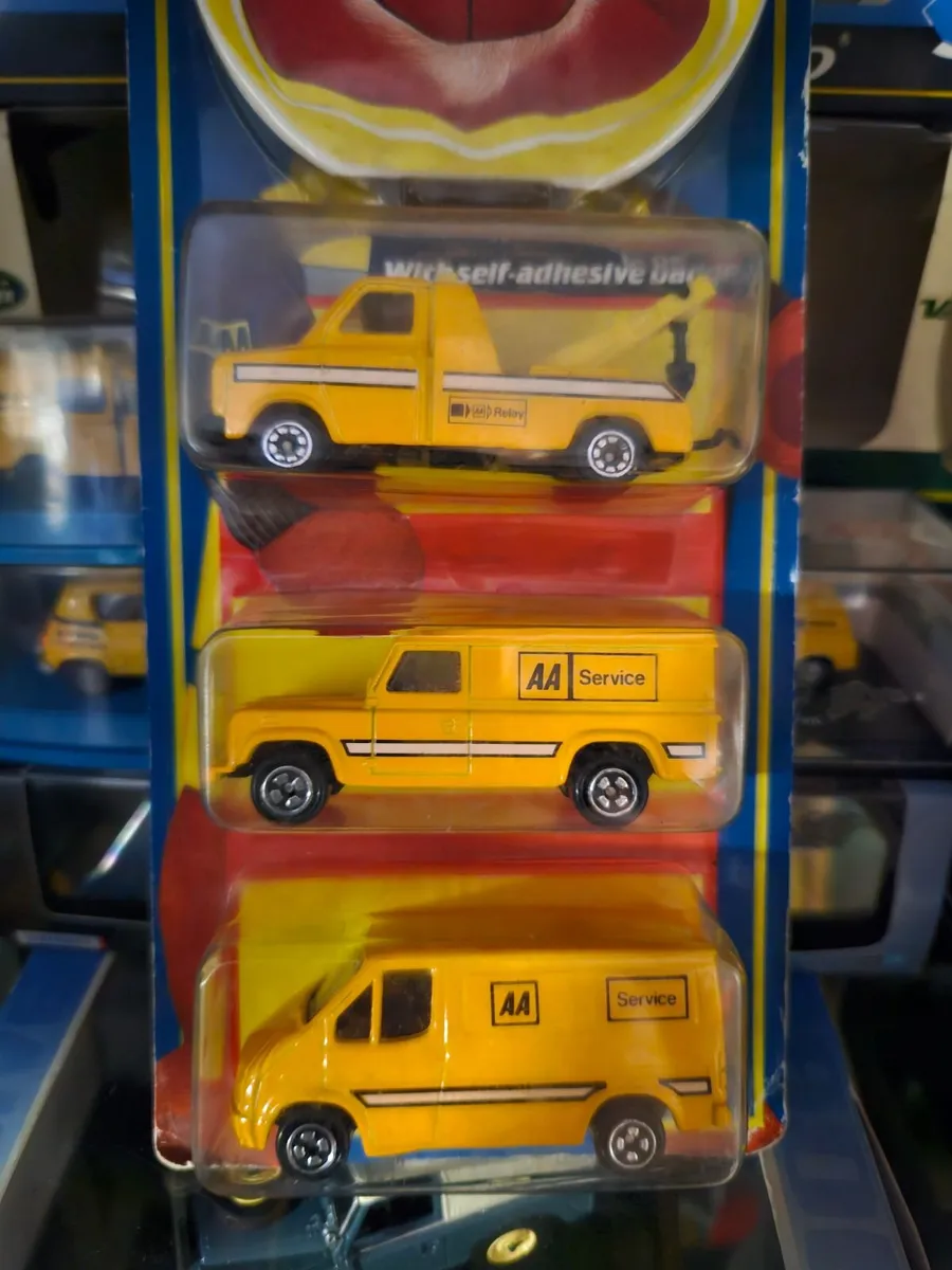 Corgi Ford Transit Landrover AA set - Image 2