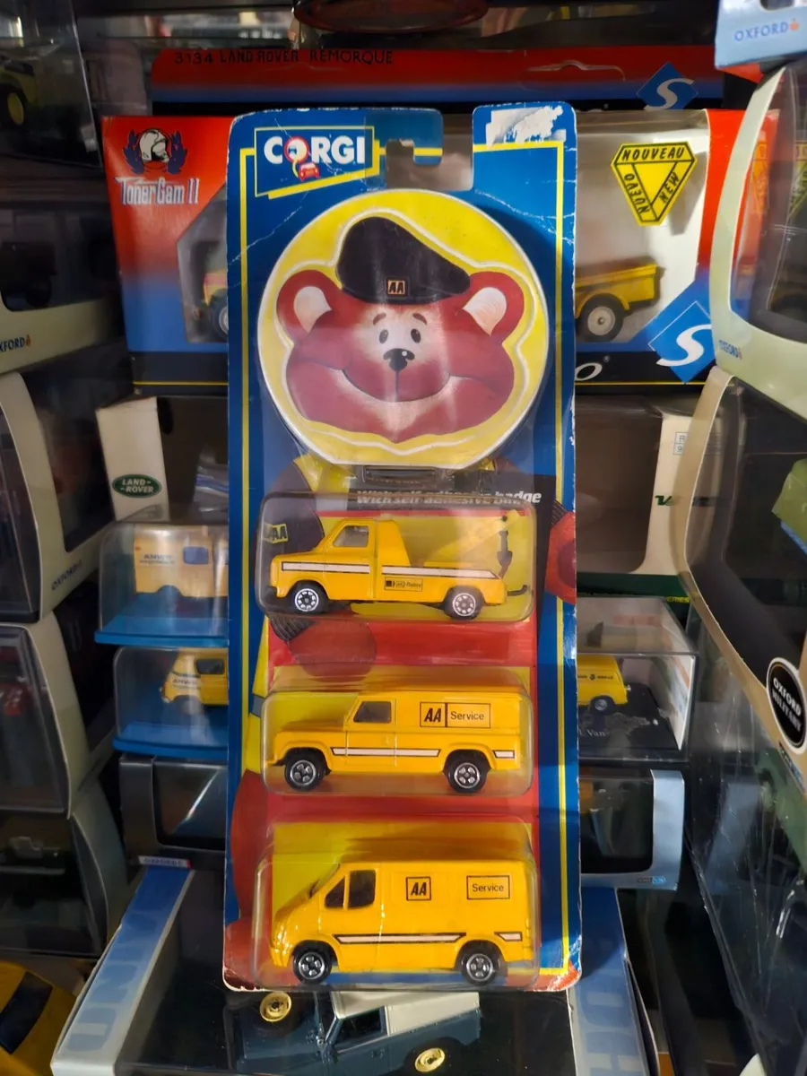 Corgi Ford Transit Landrover AA set - Image 1