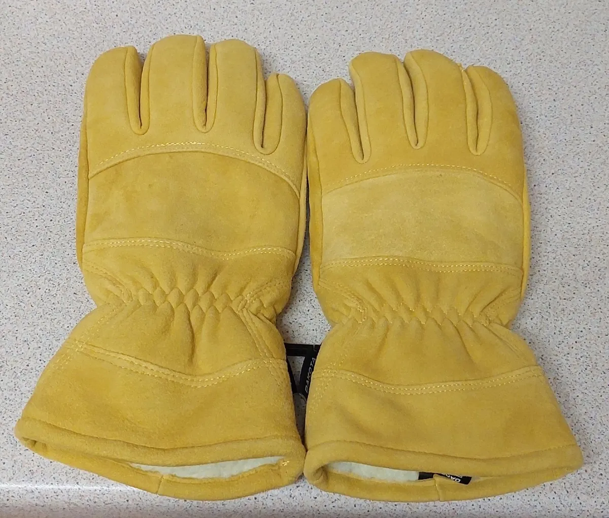 Yellow winter gloves - Image 1