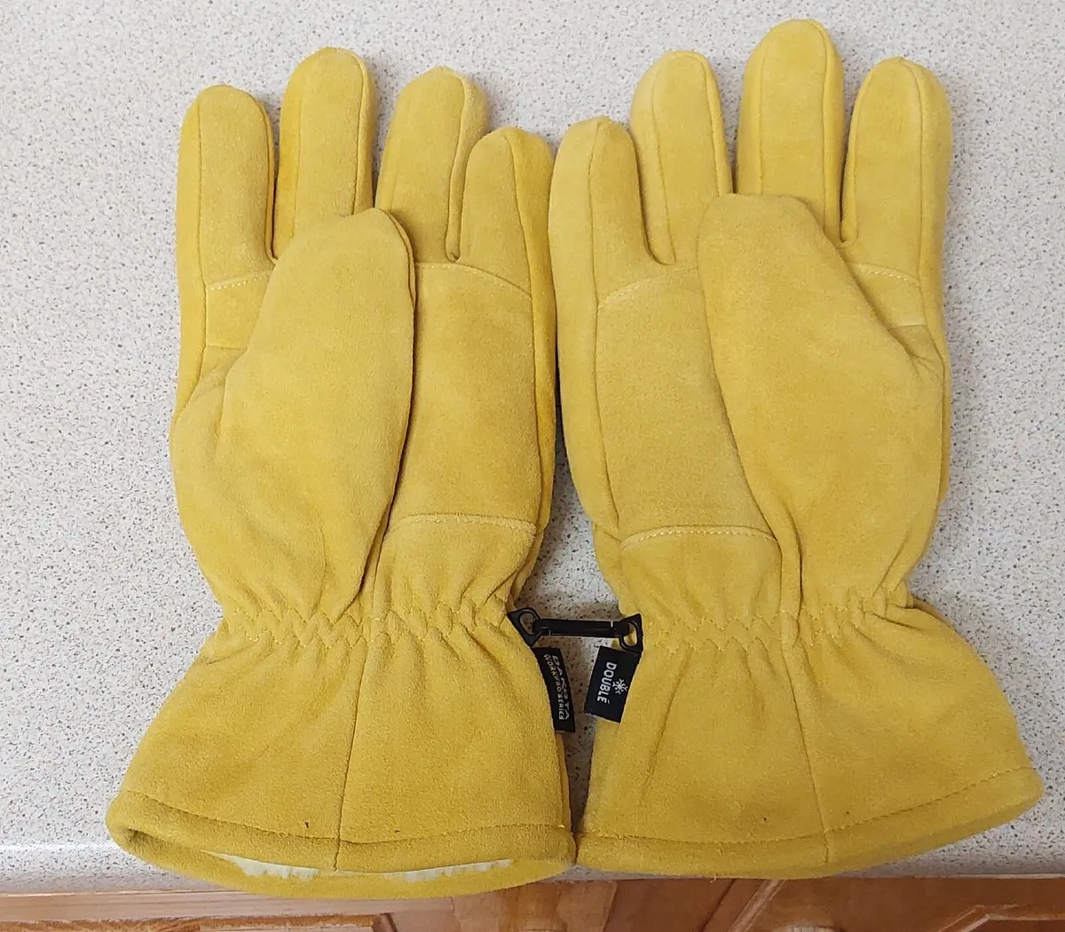 Yellow winter gloves - Image 2