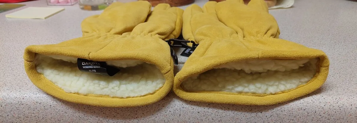 Yellow winter gloves - Image 4