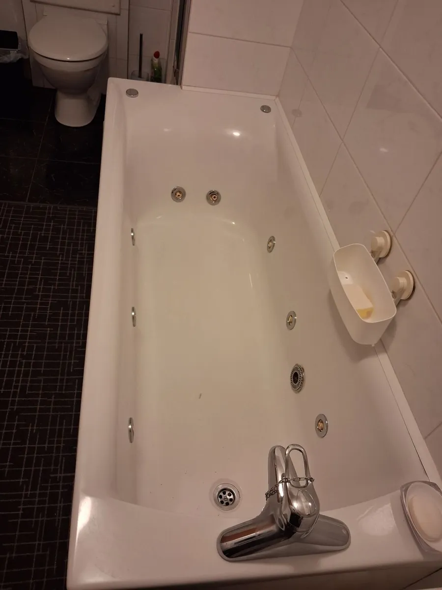 Bath tub - Image 1