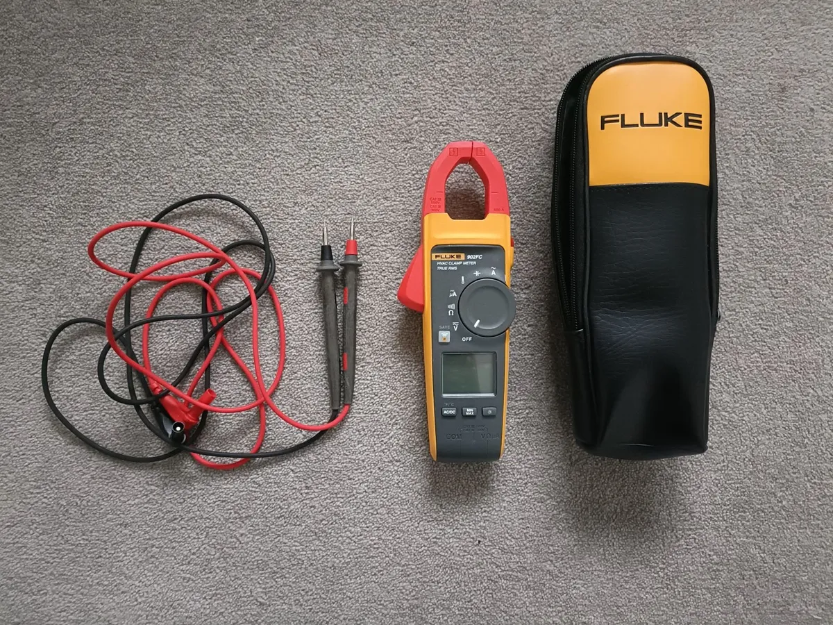 Fluke HVAC clamp meter with carry case. - Image 2