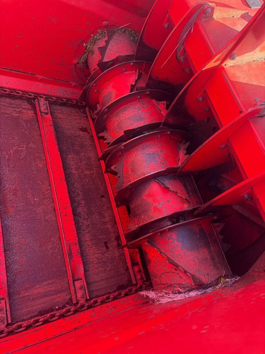 Kuhn straw chopper - Image 2