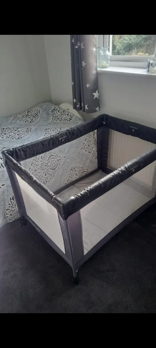 Travel cot - Image 1