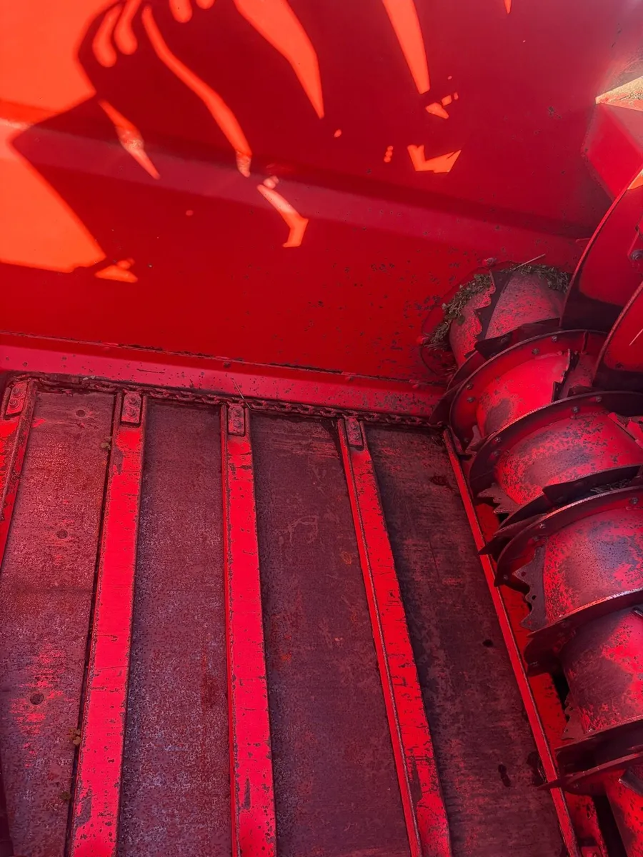 Kuhn straw chopper - Image 3
