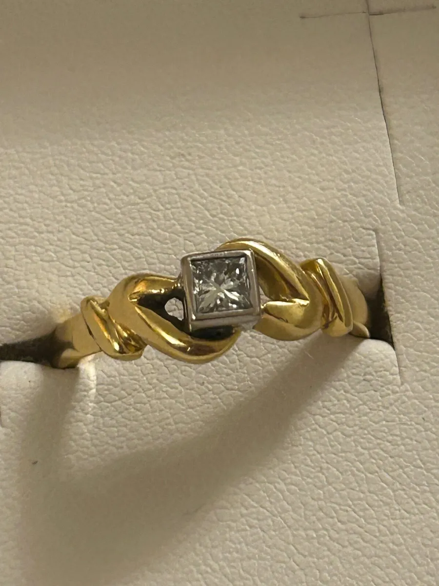 18 carat gold natural diamond engagement ring - Image 2