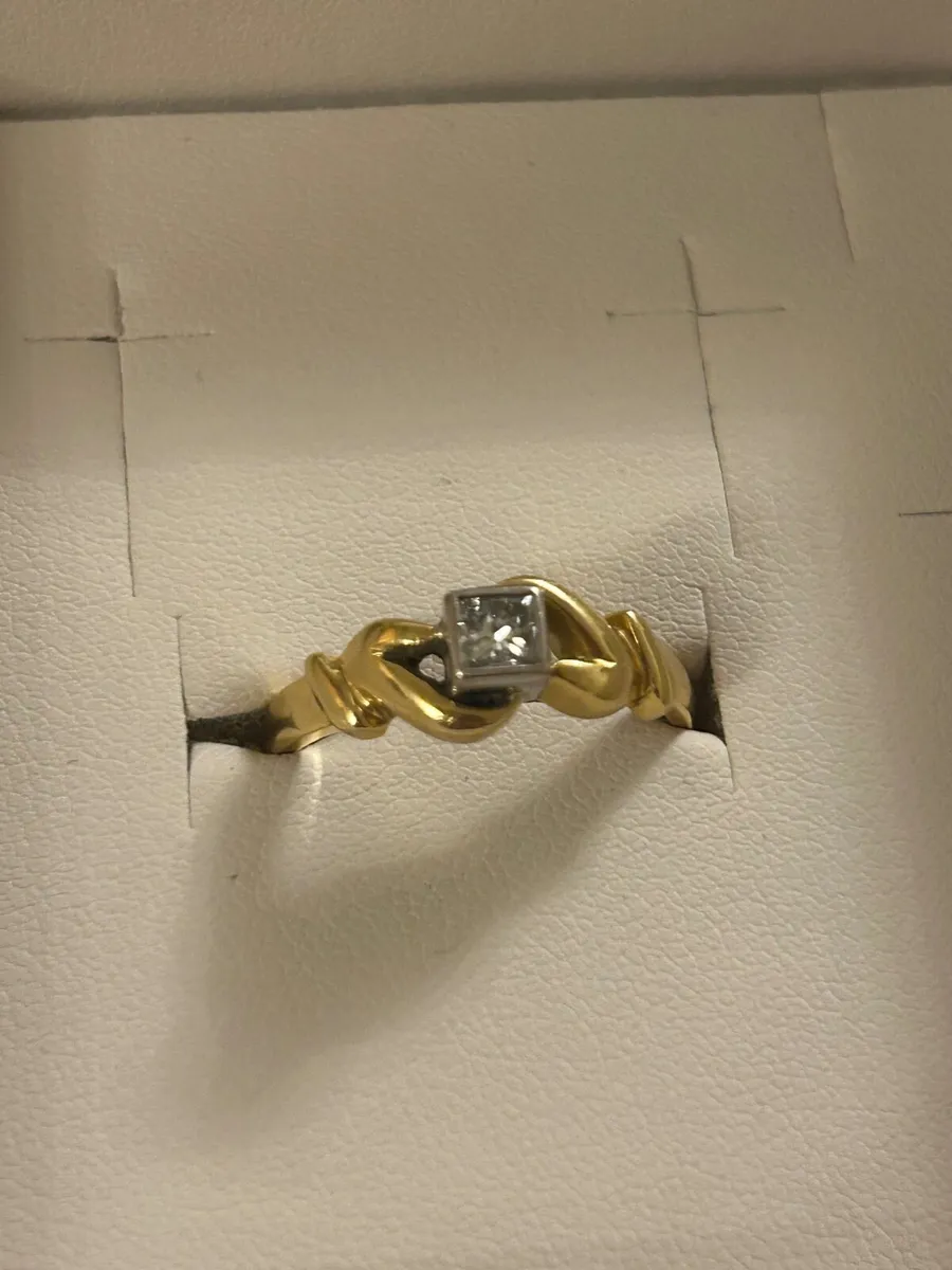 18 carat gold natural diamond engagement ring - Image 3