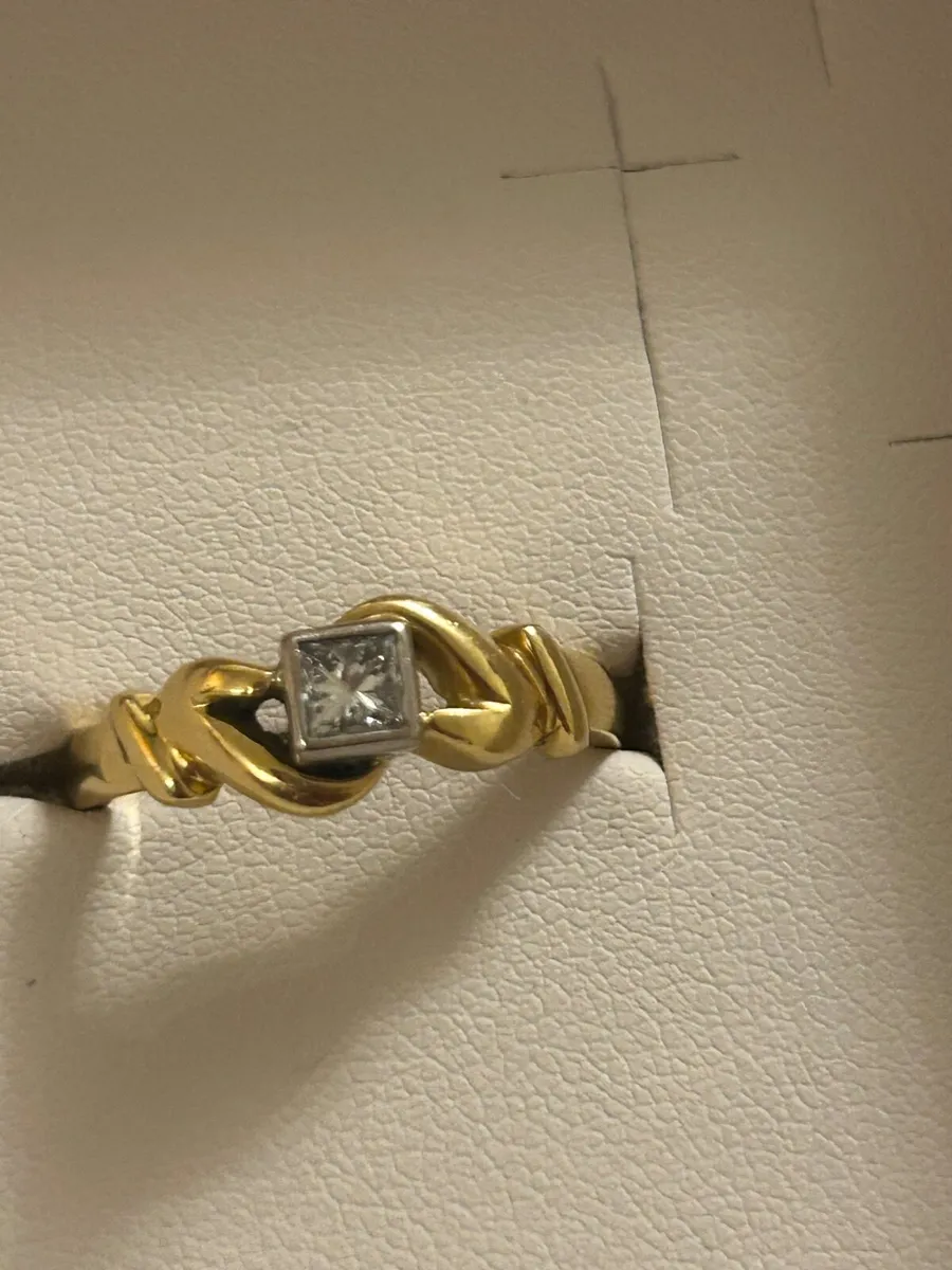 18 carat gold natural diamond engagement ring - Image 4