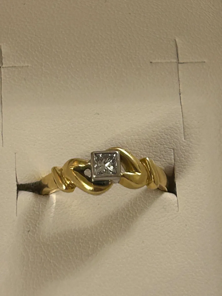18 carat gold natural diamond engagement ring - Image 1