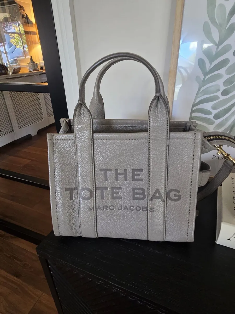 MARC JACOBS The Leather Medium Tote Bag - Image 1