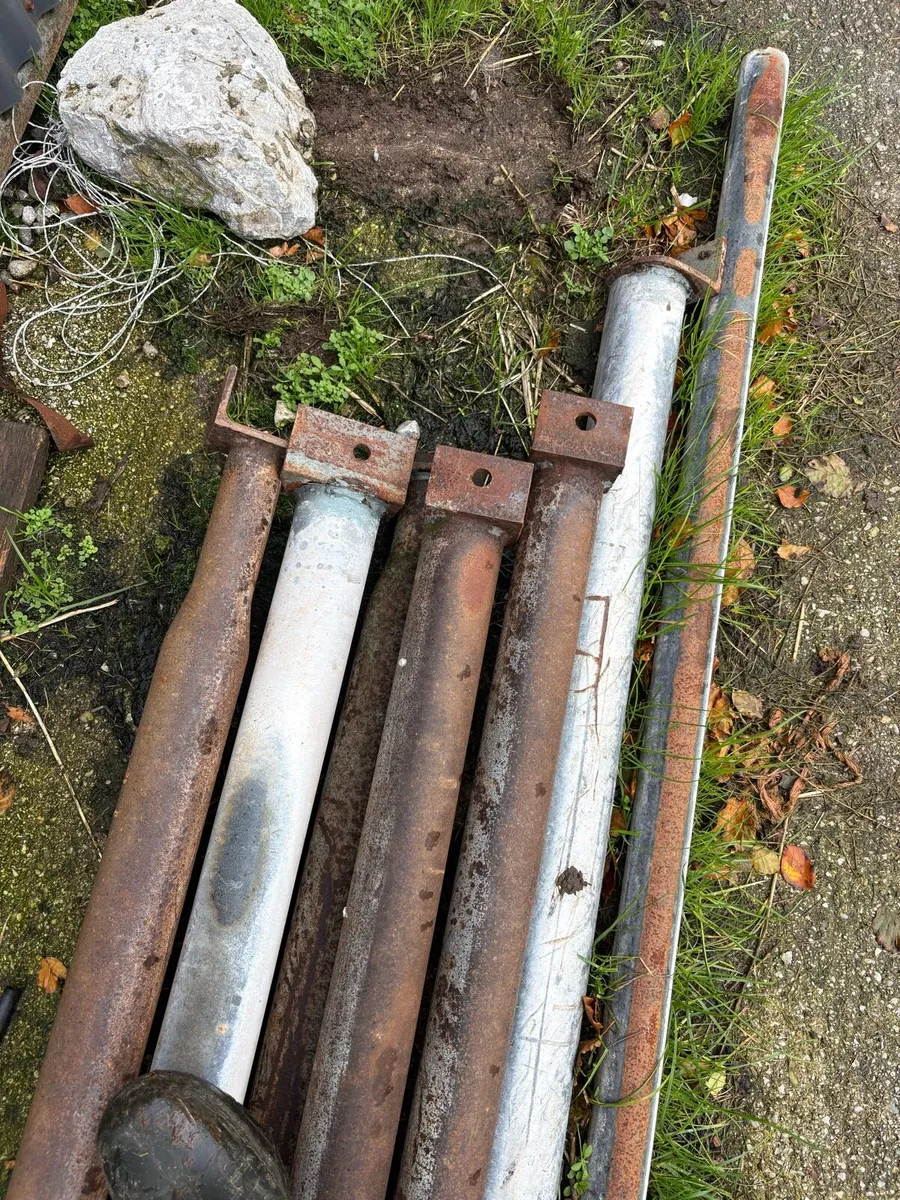 Feed barriers - Image 3