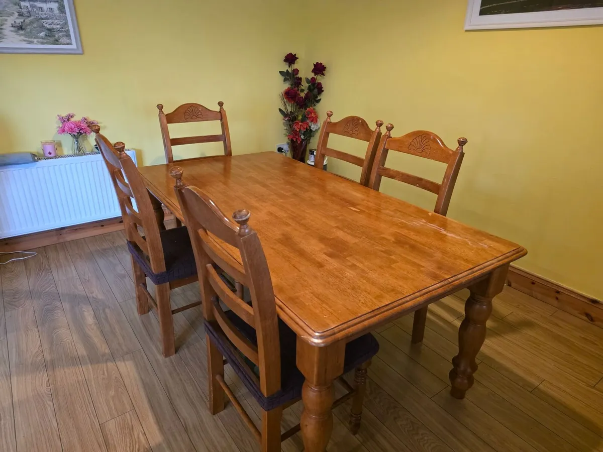 Table and chairs - Image 1