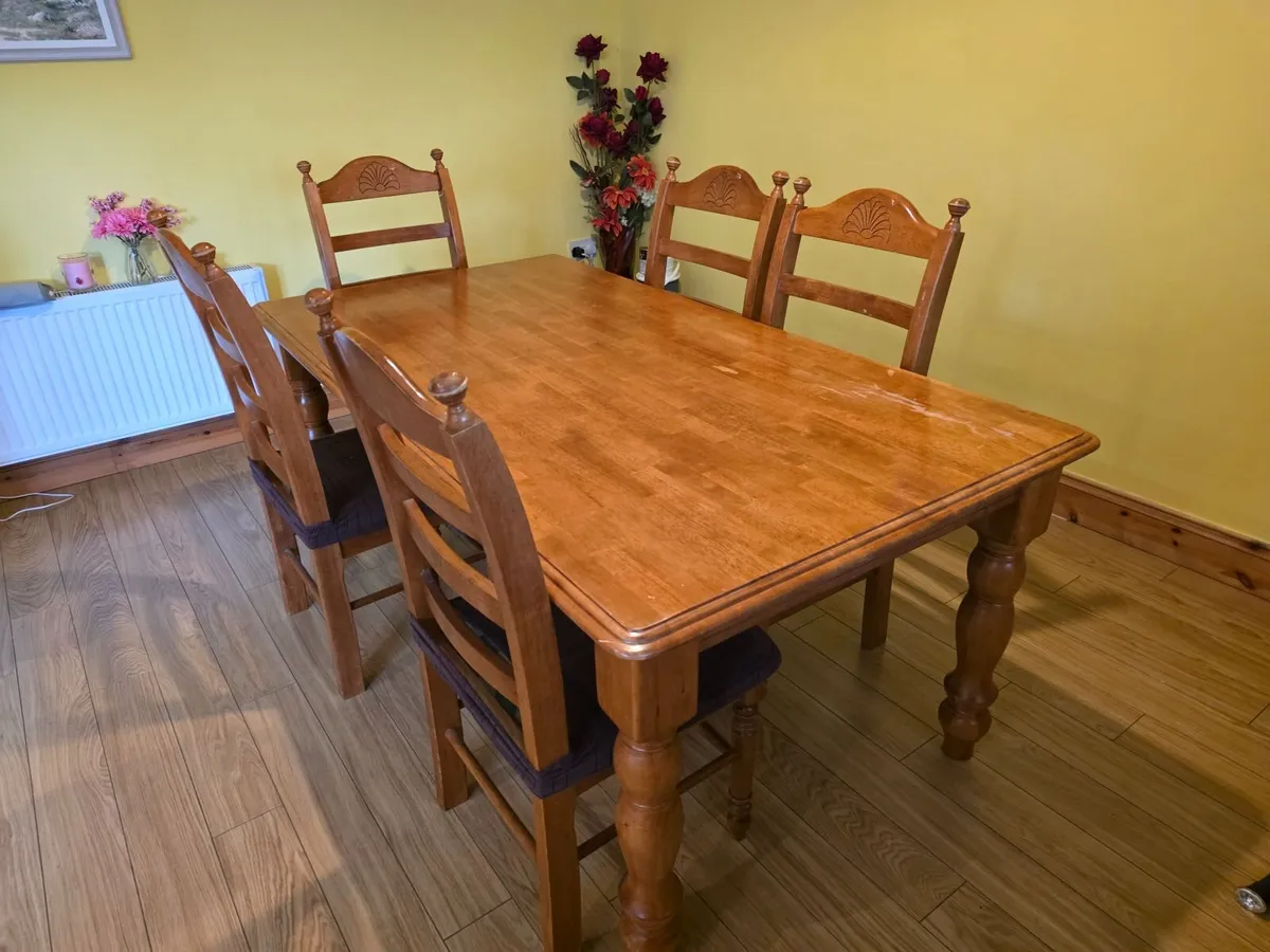 Table and chairs - Image 2