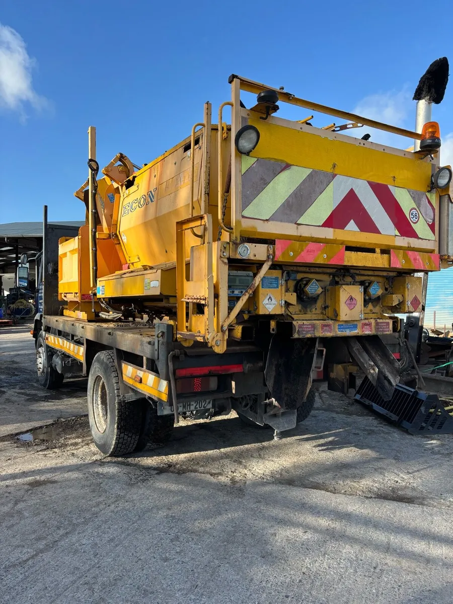 Volvo fl6 tipper truck with demountable hot box - Image 4