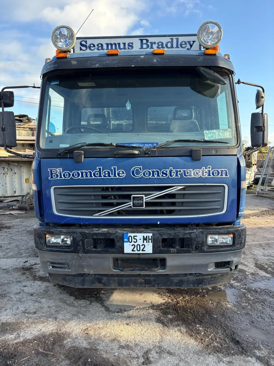 Volvo fl6 tipper truck with demountable hot box - Image 1