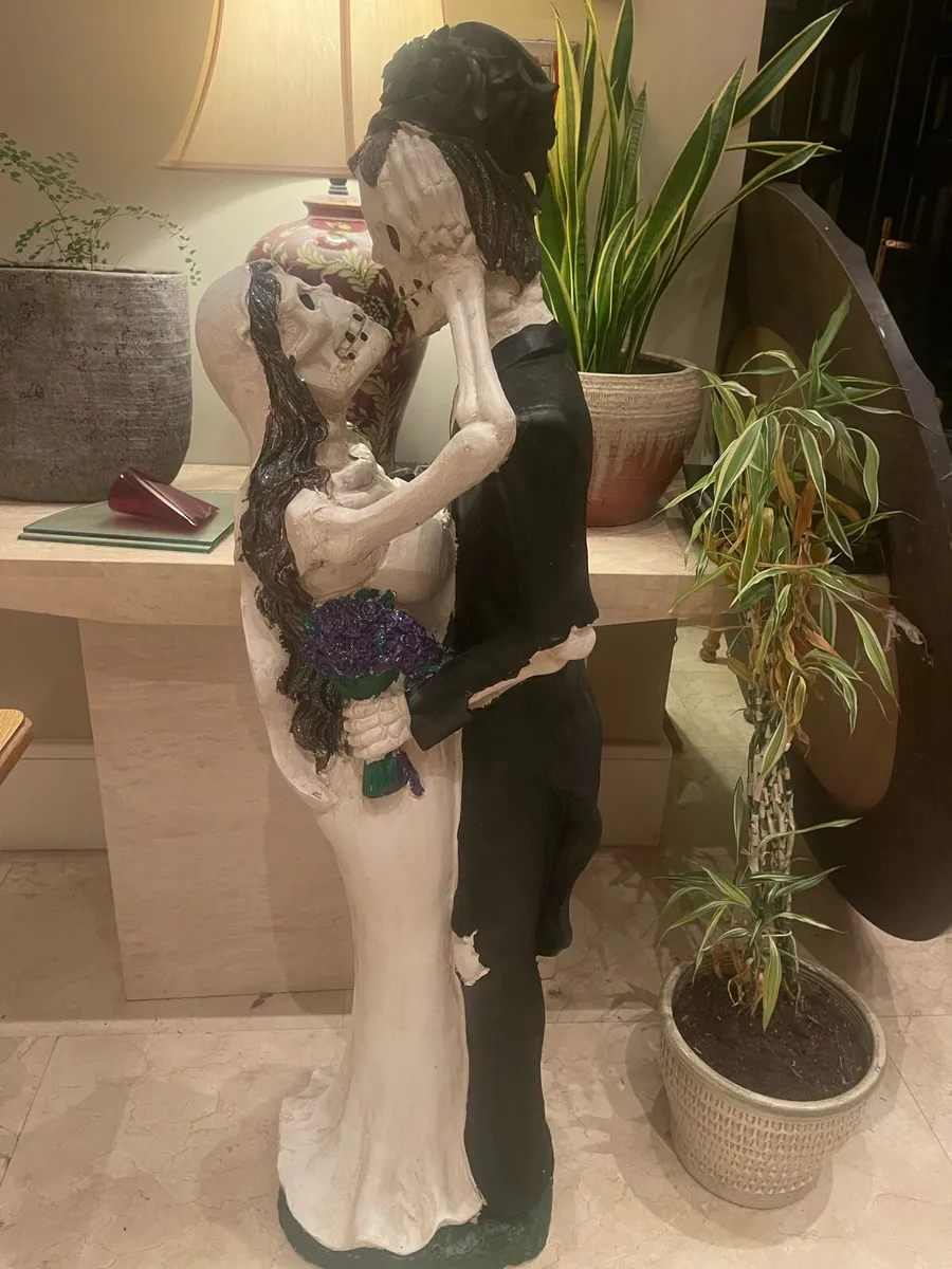 As New - 4Ft Halloween Skeleton Couple Statue - Image 3
