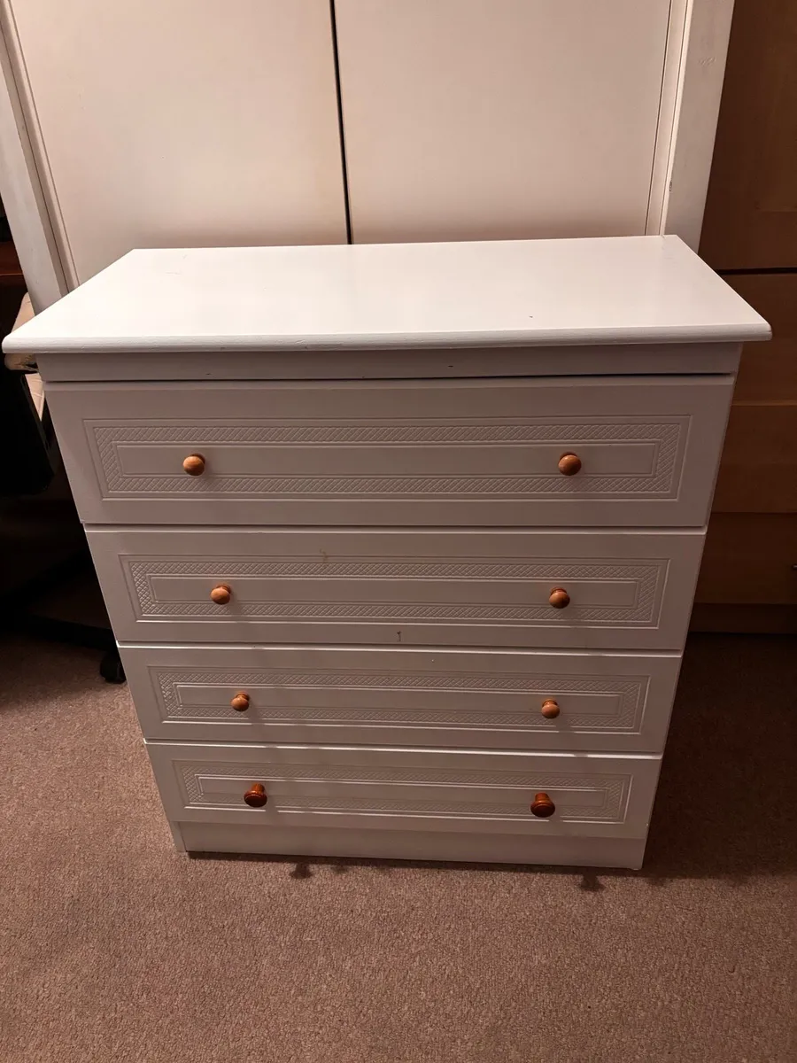 White chest of drawers - Image 1