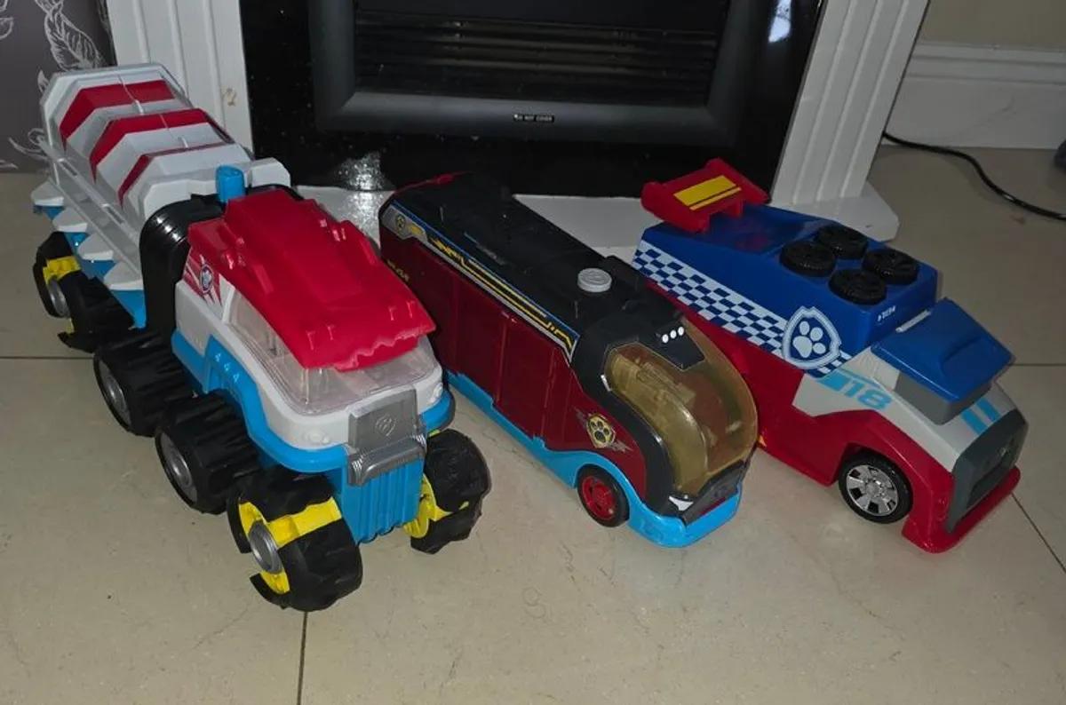 Large collection of Paw Patrol vehicles and figures - Image 2