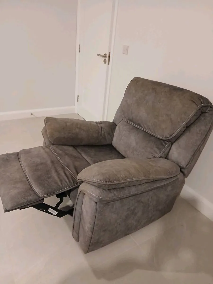 Single Manual Fabric Reclining Chair - Image 3