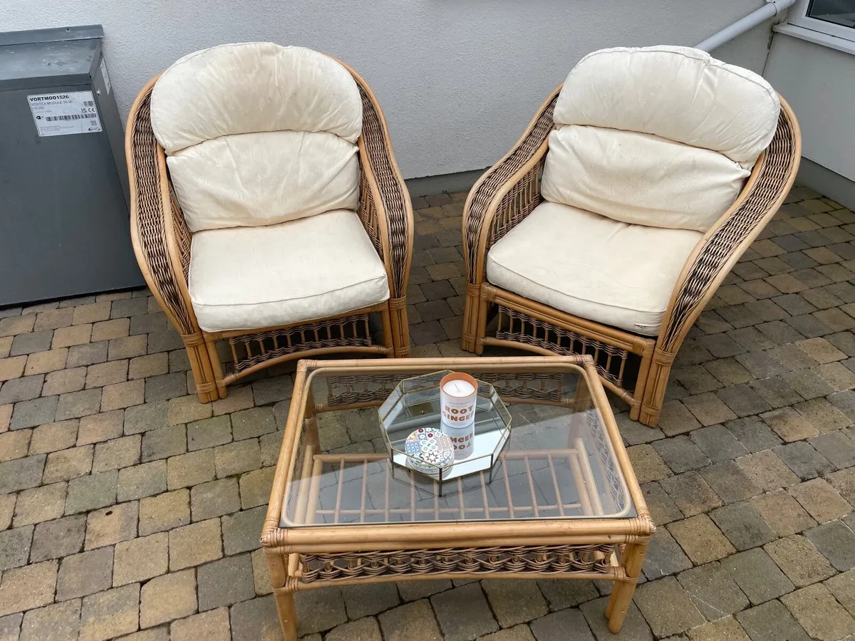 Chairs and coffee table - Image 2